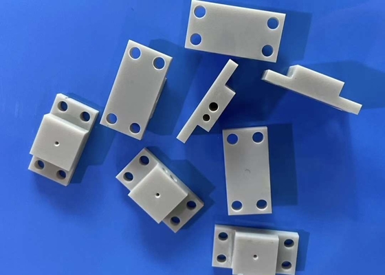 Alumina Nitride Ceramische Delen 15KV/mm Diëlektrische Sterkte 4.5-5.5x10-6/K