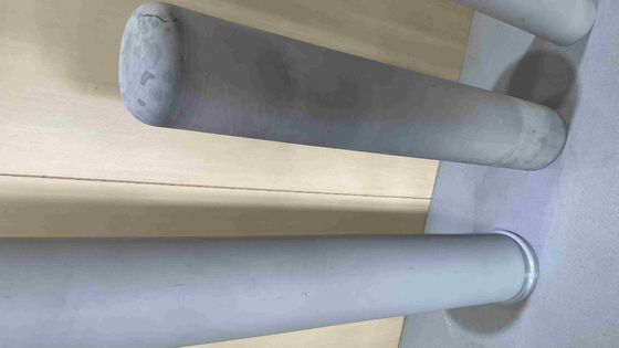 Hoge zuiverheid Zwarte grijze dielectrische sterkte Siliciumnitride Keramische beschermingsbuis gebruikt in zuur-alkalivloeistof