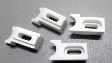 7.2 X 10-6/K Thermische expansie Al2O3 Keramische 3000 MPa compressievermogen